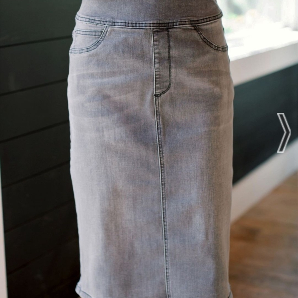 The MAIN STREET EXCHANGE Sara' Classic Knee Length Denim Skirt in Charcoal